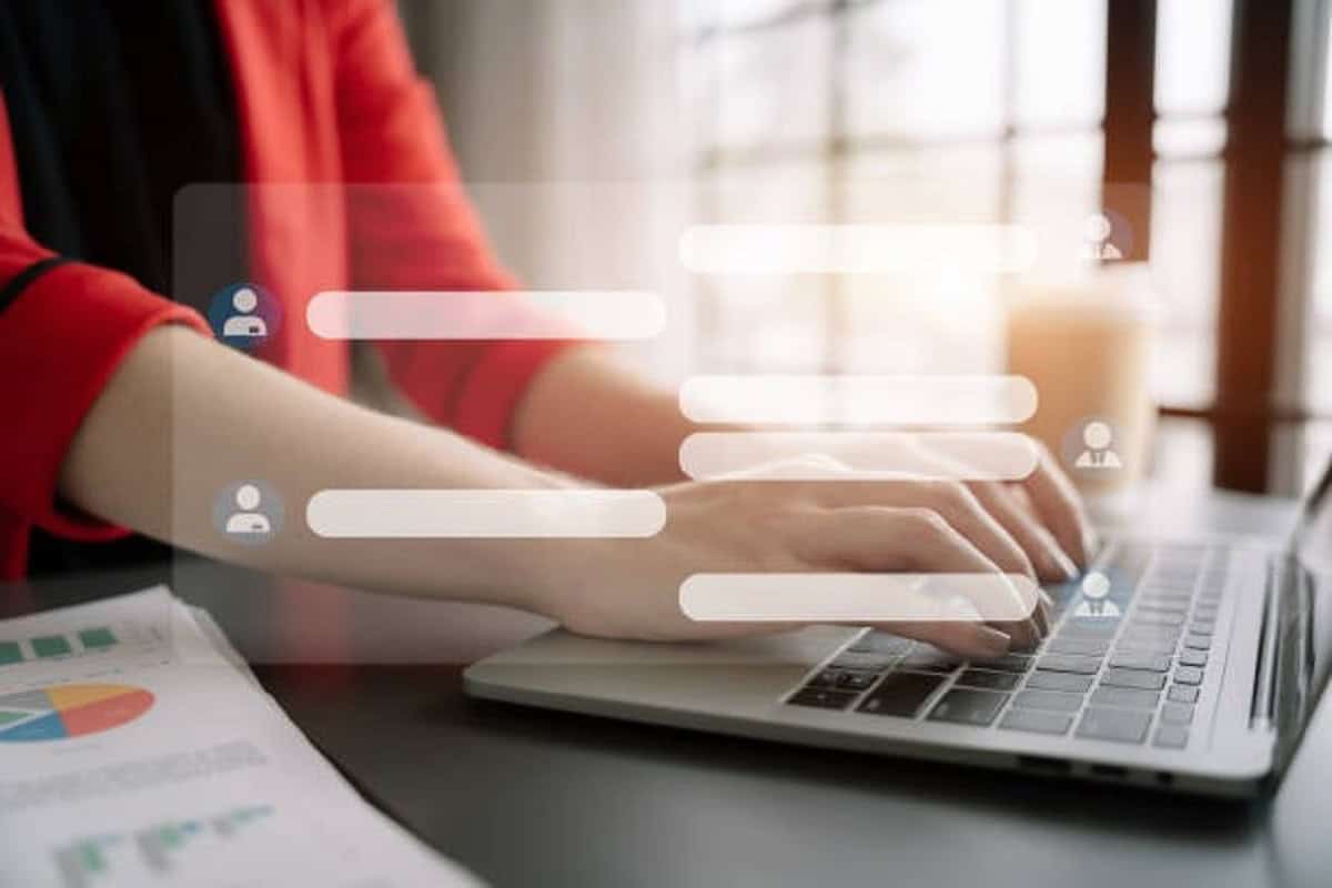 Real-time live chat monitoring for improved customer support and response efficiency.