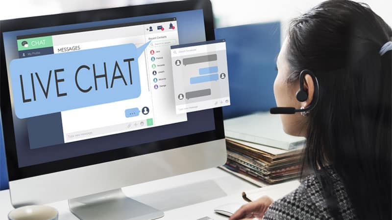 Live chat support agent engaging with customers online, showcasing the human empathy behind hybrid live chat conversations.